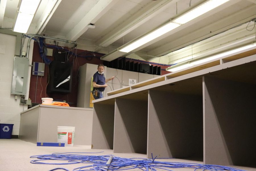 Custodians dismantle the Mac Lab to be replaced by a student lounge area. In the past, photoshop and journalism students studied in this area.