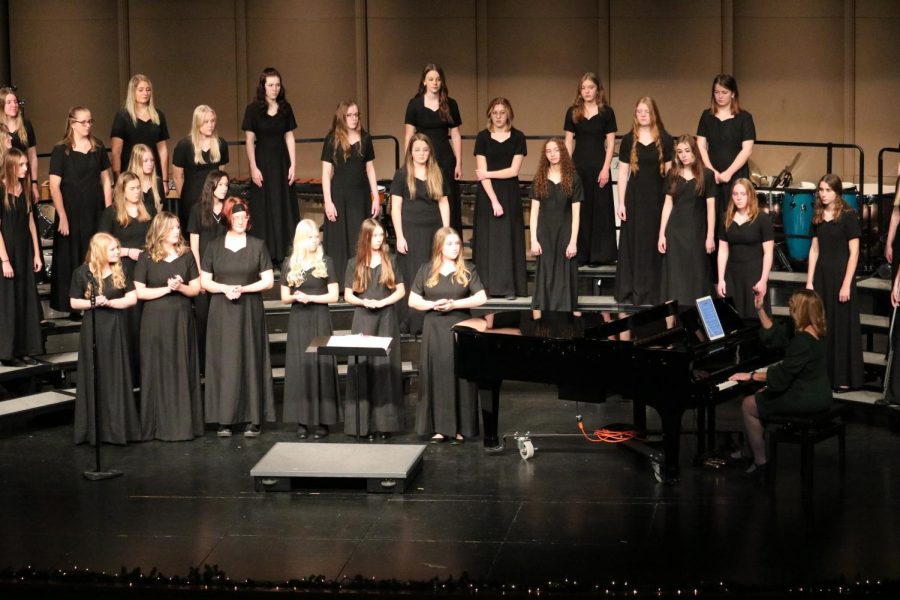 The Treble Clef Choir performs White Winter Hymnal.