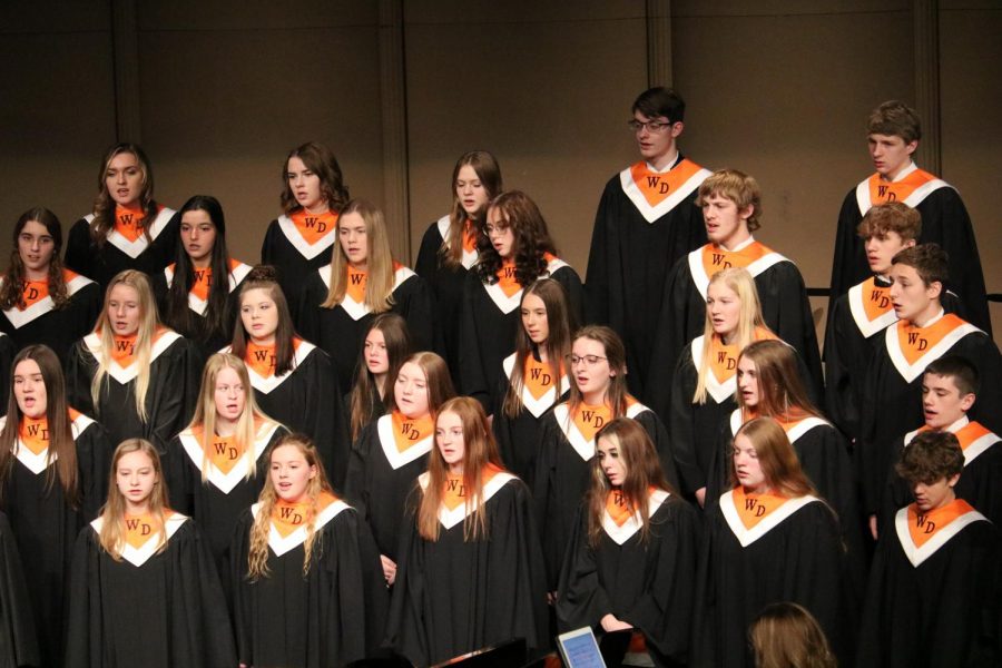 The Mixed Chorus performs SVivon.