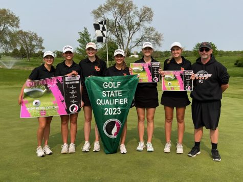 Girls Golf Qualifies For State!